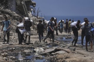 Plus de 1000 personnes qui cherchaient à obtenir de l'aide humanitaire, ont été tuées à Gaza, selon le HCR. KEYSTONE/AP/Jehad Alshrafi